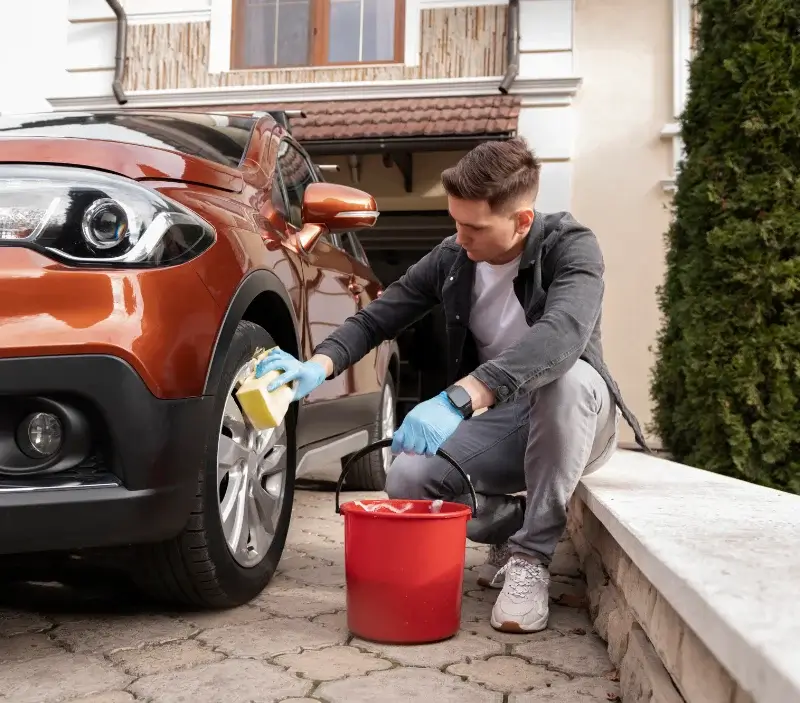 Lavage auto à domicile Forcalqueiret : professionnel intervenant sur un véhicule